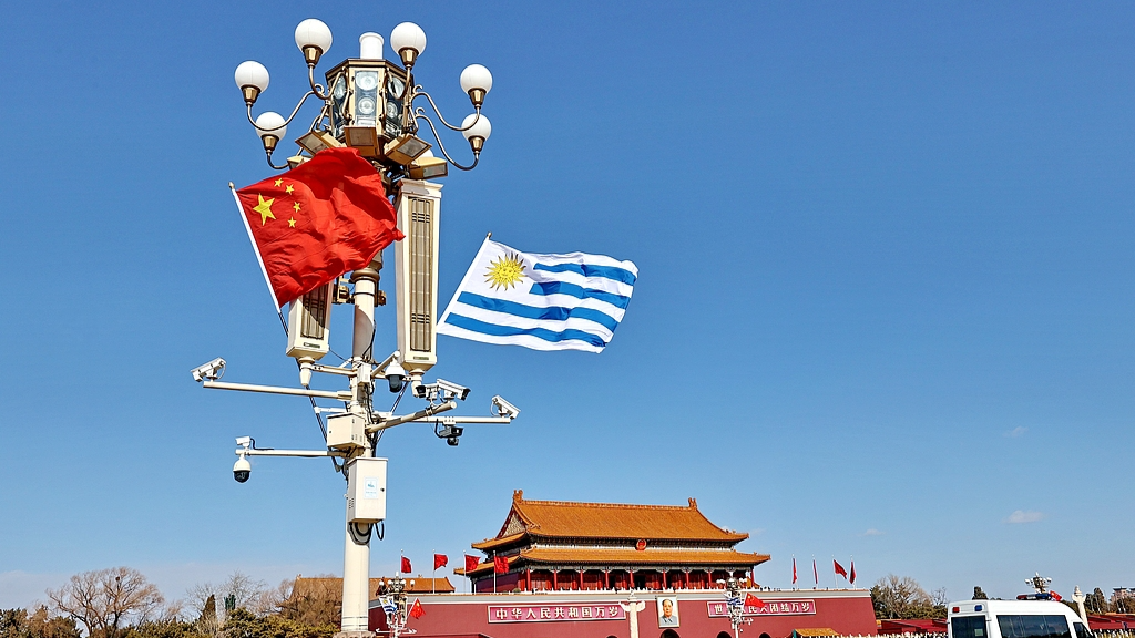 CHINA Y URUGUAY PROFUNDIZAN MANO A MANO SU COOPERACIÓN E INYECTAN UN NUEVO DINAMISMO A LAS RELACIONES CHINA-AMÉRICA LATINA