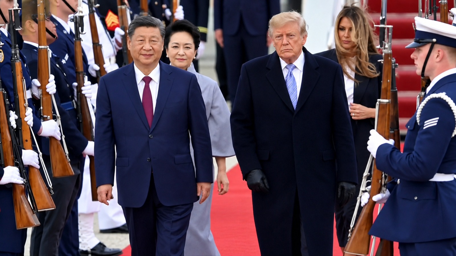 XI JINPING LLEGA A EE. UU. PARA UNA VISITA DE ESTADO Y ES RECIBIDO POR TRUMP EN EL AEROPUERTO